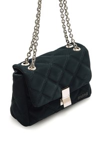 Bolso de mano acolchado de color verde oscuro, hecho de material suave, con una correa de cadena plateada y un cierre brillante de plata con el nombre de la marca como acento.