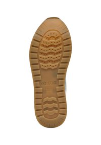Suola in gomma marrone con un motivo di presa testurizzato, dotata di fori di ventilazione e del logo "GEOX" impresso per una maggiore traspirabilità.
