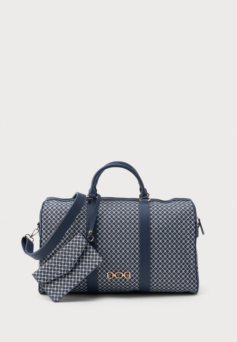 Jūrinio stiliaus sportinis krepšys su baltu geometriniu raštu, auksinės spalvos detalėmis ir kontrastingomis mėlynomis diržais. Pridedama maža deranti piniginė.