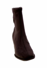 Stivale alla caviglia marrone realizzato in materiale morbido, con una forma affusolata, design elegante e chiusura con cerniera laterale. Texture liscia senza motivi visibili.