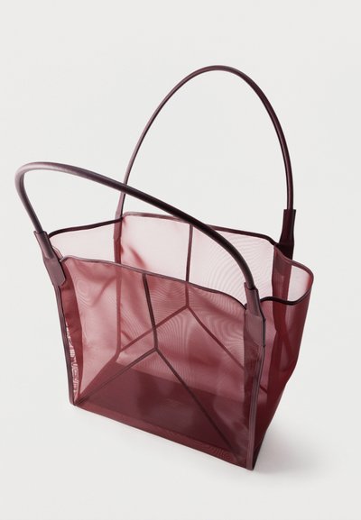 Διαφανής μπορντό τσάντα tote με δύο μακριές λαβές και δομημένες άκρες σε λευκό φόντο.