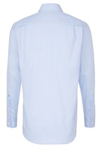 Lichtblauw overhemd met lange mouwen, rechte snit, button-down kraag en met knopen sluitende manchetten. Glad stofoppervlak. Geen zichtbare patronen of accenten.