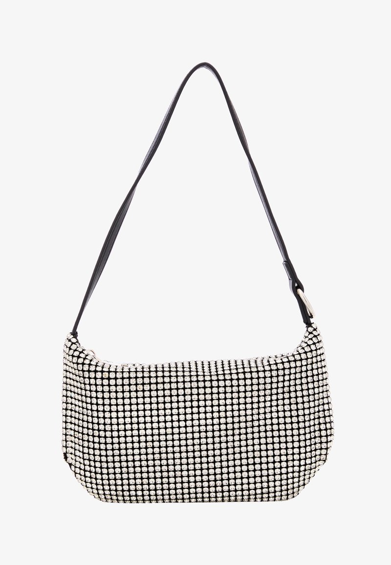 Sort og sølv håndtaske med en rund form, dækket af et gitter af skinnende rhinsten, med en slank sort skulderrem.