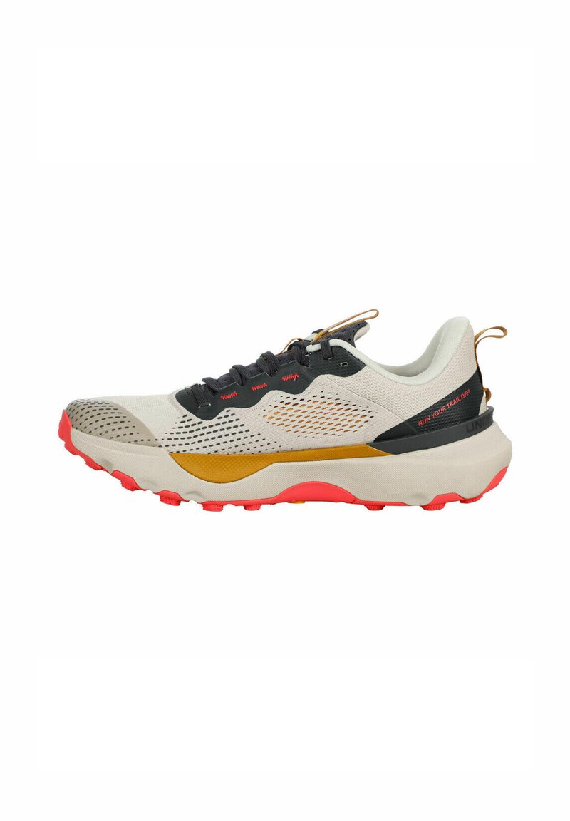 Zapatilla de trail running con parte superior de malla de color gris claro, detalles en gris oscuro, media suela naranja y suela exterior de color rojo brillante. Texturizada para ofrecer agarre.