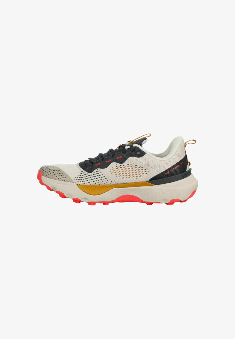 Zapatilla de trail running con parte superior de malla de color gris claro, detalles en gris oscuro, media suela naranja y suela exterior de color rojo brillante. Texturizada para ofrecer agarre.
