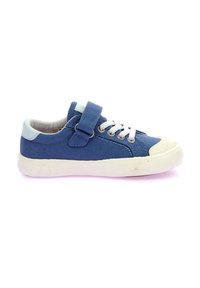 Zapatilla de lona azul con suela de goma blanca, acentos en azul claro contrastantes, cierre de cordones y tira de Velcro, punta redondeada y tela texturizada.
