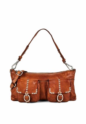 Sac à bandoulière en cuir marron avec deux poches avant à boucle décorées de clous métalliques et une sangle réglable.
