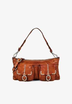 Sac à bandoulière en cuir marron avec deux poches avant à boucle décorées de clous métalliques et une sangle réglable.