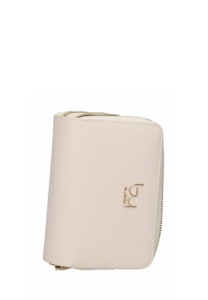 Portafoglio in pelle color crema con cerniera dorata e piccolo logo metallico sulla parte anteriore, chiuso e in posizione verticale.