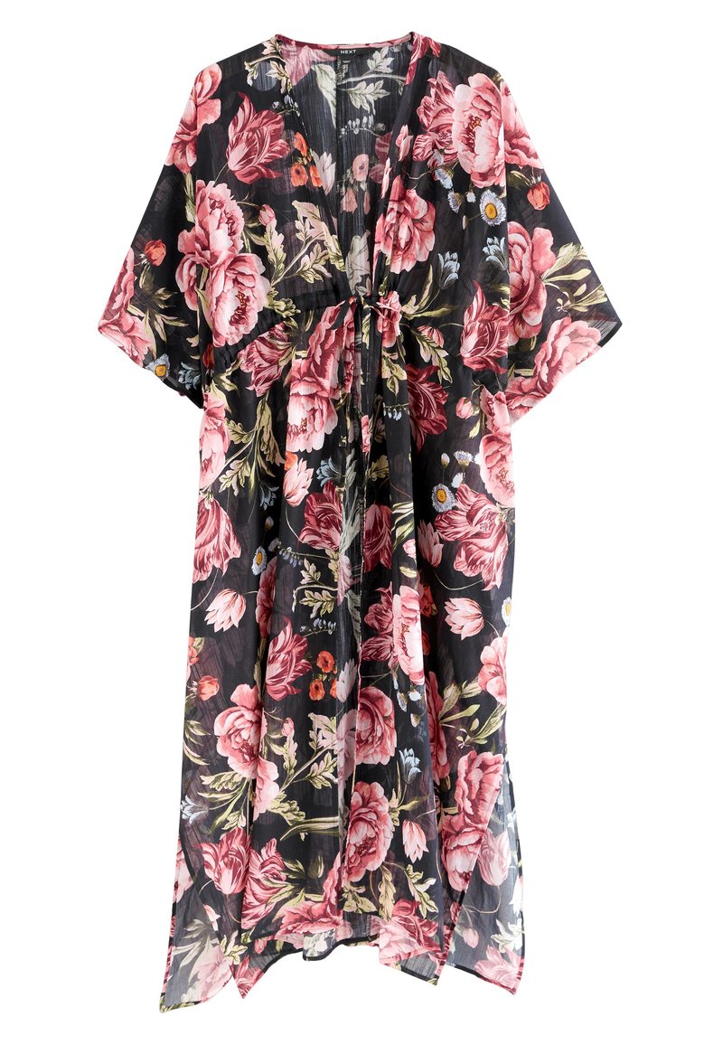 Floral kimono-stil överdrag i svart chiffong, med stora rosa och röda blommor, korta ärmar och ett knytband i midjan för en samlad design.