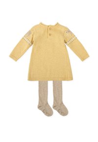 Robe en tricot jaune à manches longues, avec un détail de bouton au cou et des accents à motifs sur les manches. Associée à des collants beiges texturés.