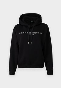 Schwarzer Kapuzenpullover aus weichem Material, mit einem weißen Frontlogo "TOMMY HILFIGER", verstellbaren Kordeln und gerippten Bündchen.