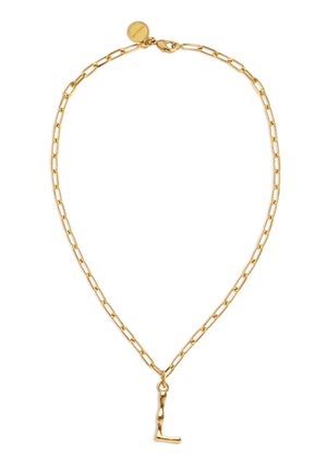 Collar de cadena de oro con eslabones rectangulares y un colgante dorado en forma de la letra "L".