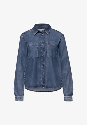 Niebieska koszula z długim rękawem z denimu, zapinana na guziki z dwoma kieszeniami na piersi, prezentowana na białym tle.