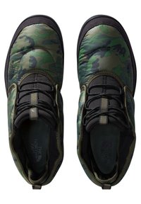 Botas aislantes de camuflaje verde con un forro texturizado negro, que cuentan con un diseño de cordones y detalle de marca en el lateral.