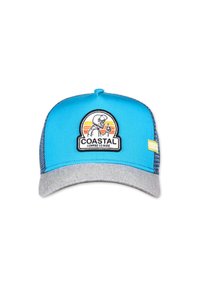 Gorra azul con una visera gris, que presenta un parche circular blanco con una ilustración gráfica y el texto "COASTAL COFFEE TO RIDE" en negro.