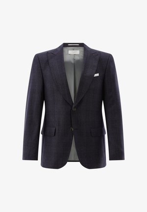 Dunkelblauer Herrenblazer mit Falzkragen, zwei Knöpfen, Klappentaschen und einem weißen Einstecktuch in der linken Brusttasche.