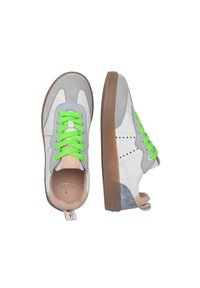 Weiße Ledersneaker mit grauen Akzenten, neongrünen Schnürsenkeln und tannfarbigen Gummisohlen. Mit durchbrochener Struktur und einem Zuglasche an der Ferse.