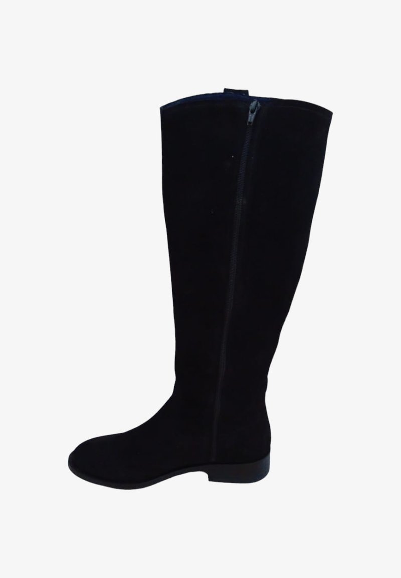 Bota de ante negra hasta la rodilla con suela plana y cremallera lateral. Textura suave y silueta ajustada, con un diseño de puntera redondeada.