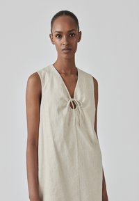 Modström DAYNAMD - Robe de jour - summer sand