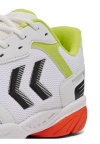 Scarpa da ginnastica bianca con tomaia in rete, dettagli neri e colletto verde brillante. Presenta una suola arancione testurizzata e il marchio "COURT CONTROL".