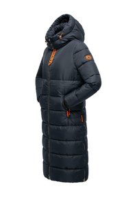 Tume navy sinine paksu puffer-kate, millel on kapuuts, esi tõmblukk ja oranžid detailid. Kudetud disain küljetaskutega, et hoida asju.