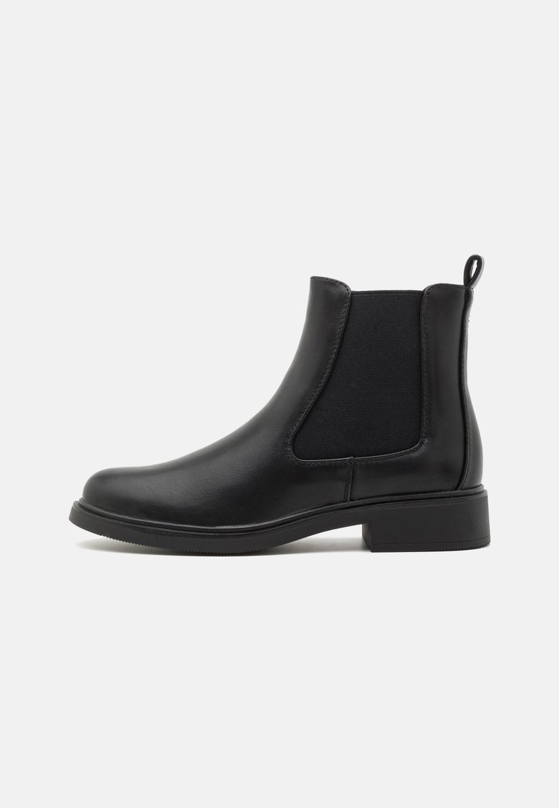 Bottines Chelsea en cuir noir avec des panneaux latéraux élastiques, bout arrondi et un petit talon en bloc. Texture lisse et design minimaliste.
