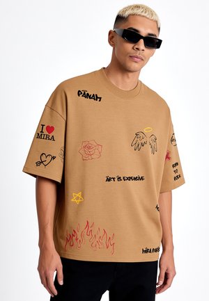 Mira Paris, GRAFFITI MIRA OVERSIZED BOXY TEE 26 UNISEX - T-shirt con stampa - grounded beige