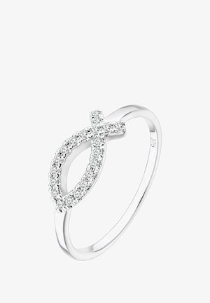 Srebrny pierścionek z stylizowanym wzorem ryby, ozdobiony przezroczystymi kamieniami na obrzeżach i gładką, polerowaną obrączką.