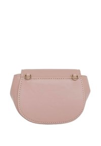 Różowa skórzana torba o zaokrąglonym kształcie, z metalowymi detalami i widocznymi szwami wzdłuż krawędzi. Gładka faktura z matowym wykończeniem.