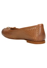 Braune perforierte Leder-Ballerinas mit runder Spitze, flacher Sohle und einer kleinen Schleifenverzierung vorne.