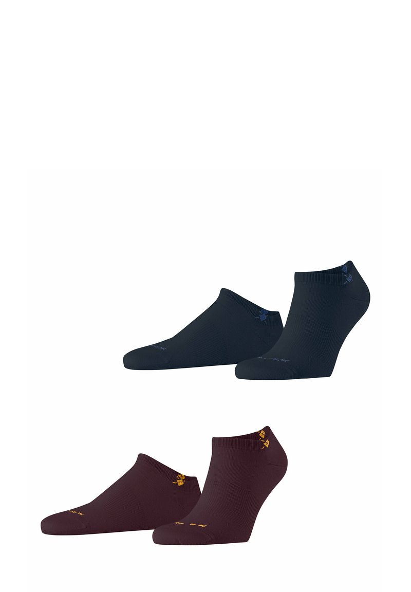 Deux paires de chaussettes à mi-mollet sont présentées : une noire avec des accents bleus et une bordeaux avec des accents jaunes, disposées soigneusement.