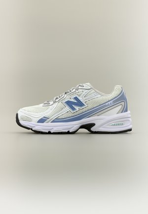 Bílá a světle modrá běžecká obuv New Balance 740 s horní částí z síťoviny a podrážkou s černým vzorem, zobrazená z boku na neutrálním pozadí.