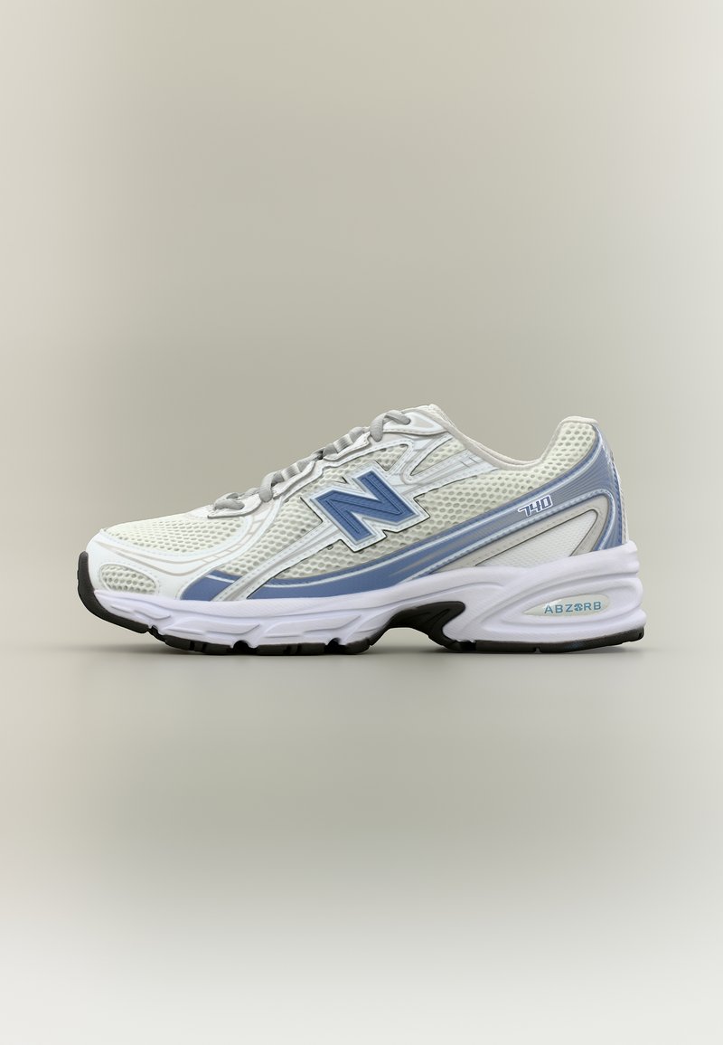 Λευκό και ανοιχτό μπλε παπούτσι τρεξίματος New Balance 740 με επάνω μέρος από δίχτυ και σόλα με μαύρο πέλμα, σε πλευρική όψη πάνω σε ουδέτερο φόντο.
