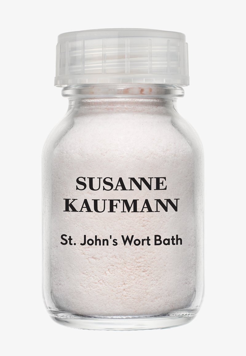 Kleines durchsichtiges Glas mit weißem, körnigem Badesalz, beschriftet mit Susanne Kaufmann Johanniskraut-Bad, mit einem durchsichtigen Schraubdeckel.