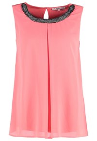Haut sans manches corail avec un col rond orné de perles noires. Présente un pli à l'avant, fabriqué à partir d'un tissu léger et lisse.