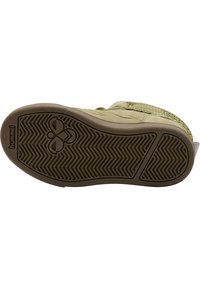 Zapato verde de ante con tejido texturizado, que presenta una suela de goma con patrón y un logo de flor, diseñado para la comodidad y el agarre.