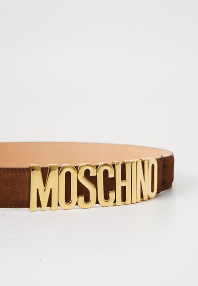 Cinto em camurça castanha com uma grande fivela em tom dourado com o logótipo "MOSCHINO". Forro suave, com costura visível e furos perfurados.