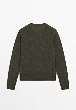 Maglione verde in lana con maniche lunghe, collo rotondo e orlo a costine. Texture liscia con un colore uniforme, senza motivi visibili o dettagli in metallo.