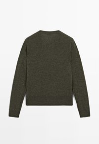 Zielony wełniany sweter z długimi rękawami, okrągłym dekoltem i ściągaczem. Gładka struktura, jednolity kolor, brak widocznych wzorów lub detali sprzętowych.