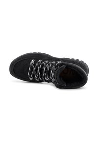 Botín de suede negro con cordones con un patrón en blanco y negro, ojales de metal y una suela de goma texturizada. Presenta un forro interior suave.