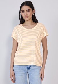 Stribet kortærmet t-shirt i lyseorange og creme, med en rund halsudskæring og opsmøgede ærmer. Stoffet ser blødt ud med en afslappet pasform.