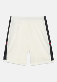 Shorts de sport blancs avec panneaux latéraux noirs et une touche de rouge. Fabriqués à partir d'un tissu léger, dotés d'une taille élastique pour plus de confort.
