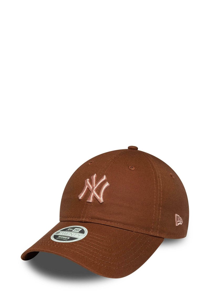 Brauner Baumwoll-Baseballcap mit rosa gestickt Logo, gebogenem Schild und sechs Belüftungsöffnungen. Verfügt über ein Größenetikett auf dem Schild.