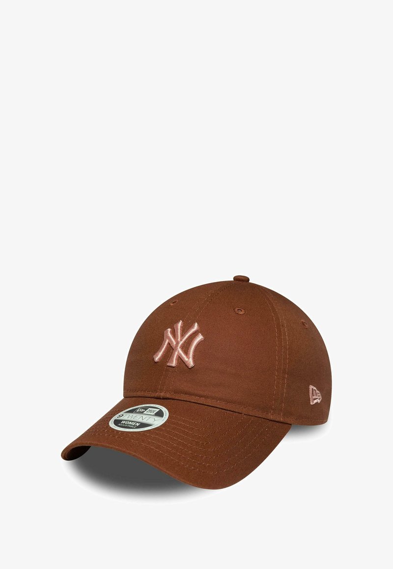 Brauner Baumwoll-Baseballcap mit rosa gestickt Logo, gebogenem Schild und sechs Belüftungsöffnungen. Verfügt über ein Größenetikett auf dem Schild.