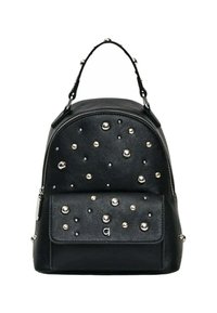 Zaino in pelle nera con borchie d'argento distribuite sul davanti e sulla tasca con pattina, dotato di un manico corto con dettagli in metallo.