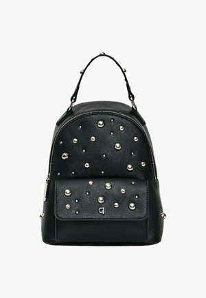 Zaino in pelle nera con borchie d'argento distribuite sul davanti e sulla tasca con pattina, dotato di un manico corto con dettagli in metallo.