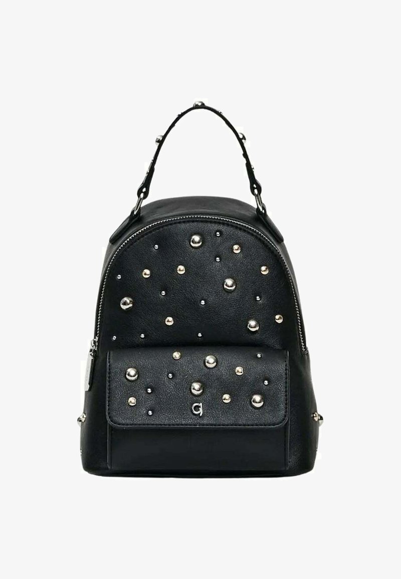 Zaino in pelle nera con borchie d'argento distribuite sul davanti e sulla tasca con pattina, dotato di un manico corto con dettagli in metallo.