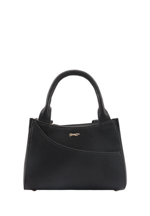 Sac à main en cuir noir avec un design structuré, un accent courbé, des poignées doubles, un logo doré et une fermeture à zipper sur le dessus.