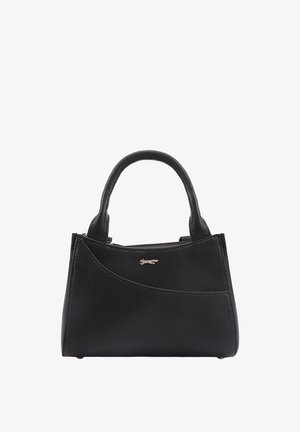 Zwarte lederen handtas met een gestructureerd ontwerp, gebogen accent, dubbele handgrepen, gouden logo-detail en een ritssluiting aan de bovenkant.